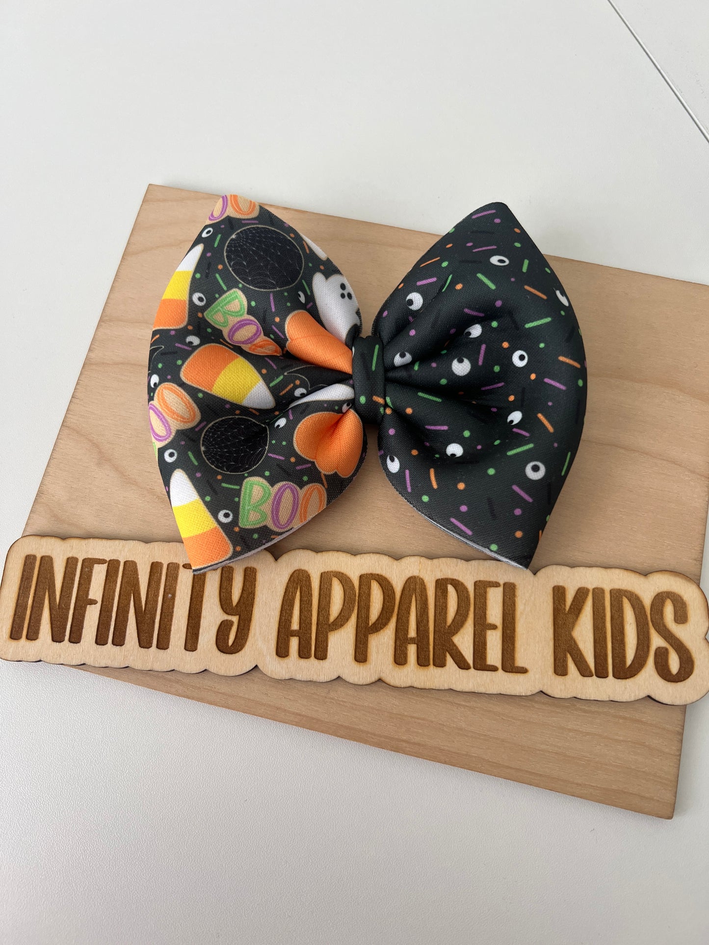 Two-toned BOO treats